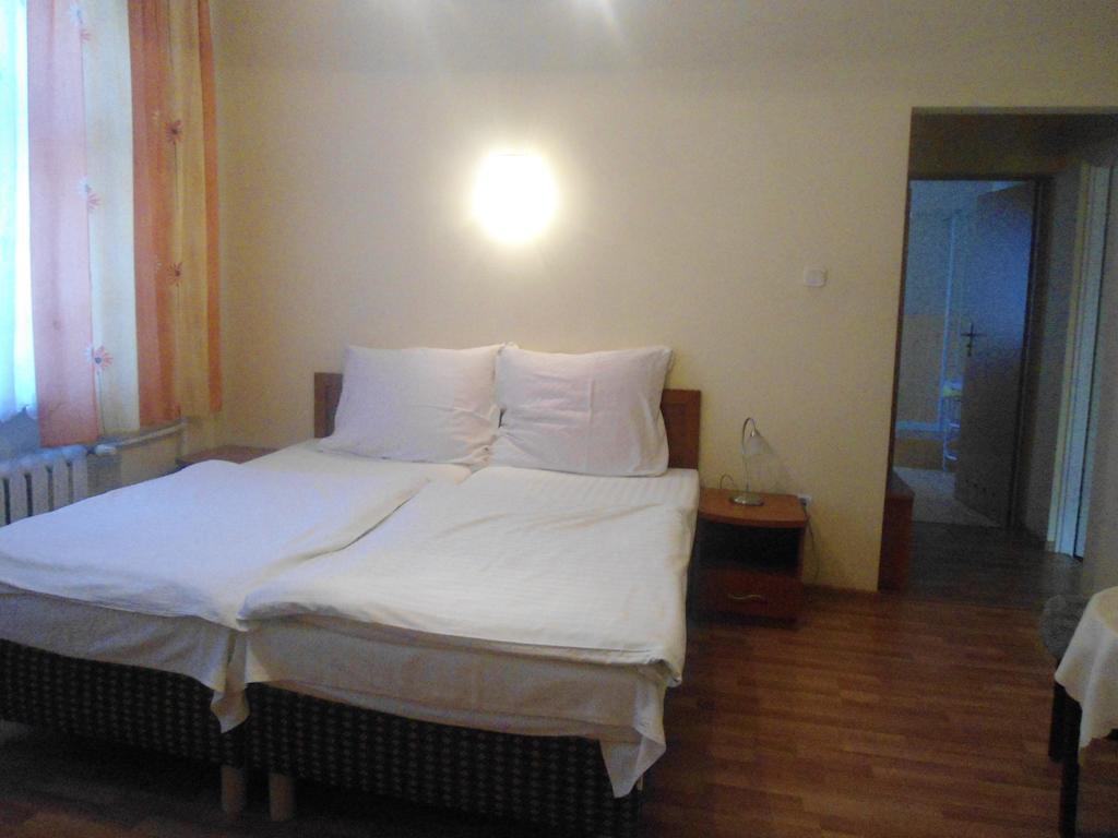 Hotel Pod Platanami Trzebnica Oda fotoğraf