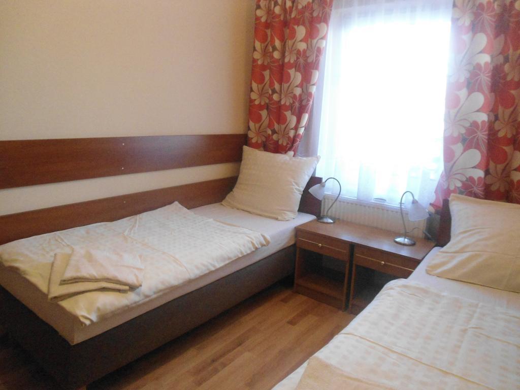 Hotel Pod Platanami Trzebnica Oda fotoğraf