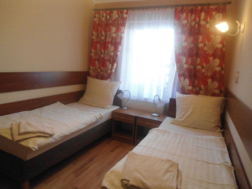 Hotel Pod Platanami Trzebnica Dış mekan fotoğraf