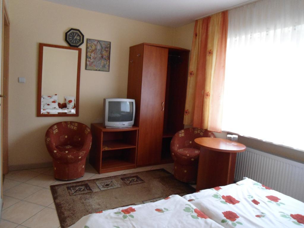 Hotel Pod Platanami Trzebnica Dış mekan fotoğraf