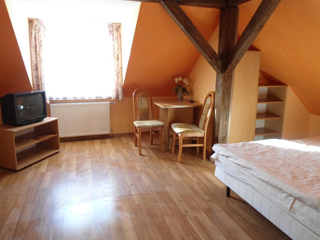 Hotel Pod Platanami Trzebnica Oda fotoğraf