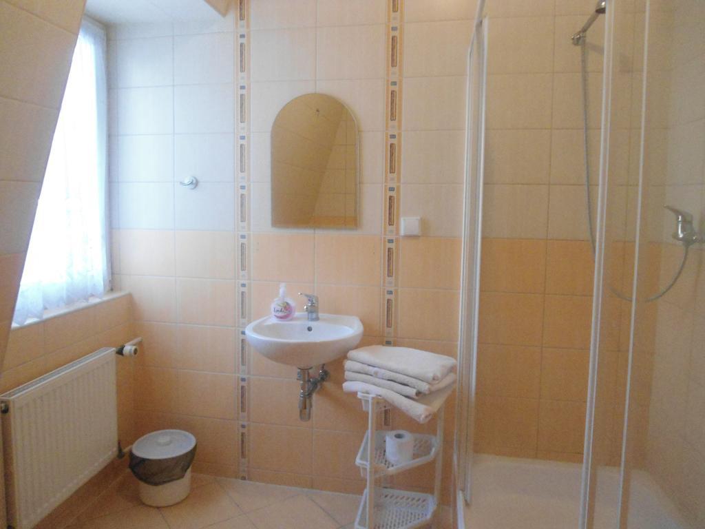 Hotel Pod Platanami Trzebnica Oda fotoğraf