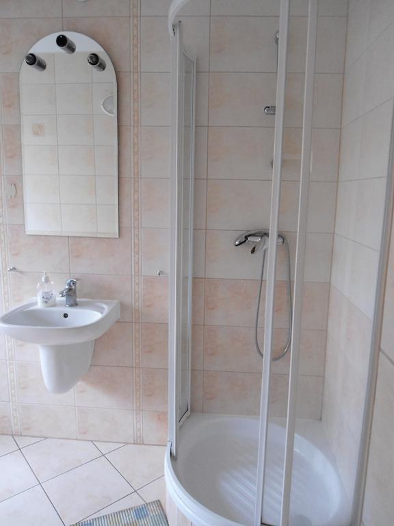 Hotel Pod Platanami Trzebnica Oda fotoğraf
