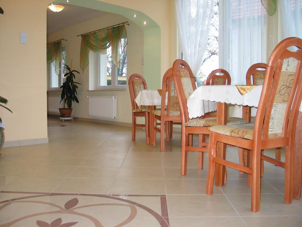 Hotel Pod Platanami Trzebnica Dış mekan fotoğraf