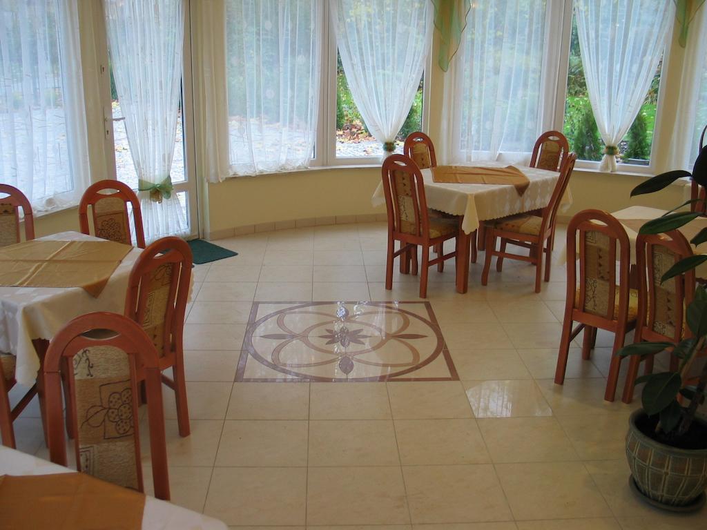 Hotel Pod Platanami Trzebnica Dış mekan fotoğraf
