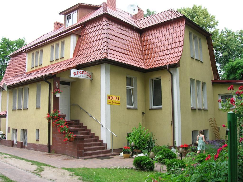 Hotel Pod Platanami Trzebnica Dış mekan fotoğraf