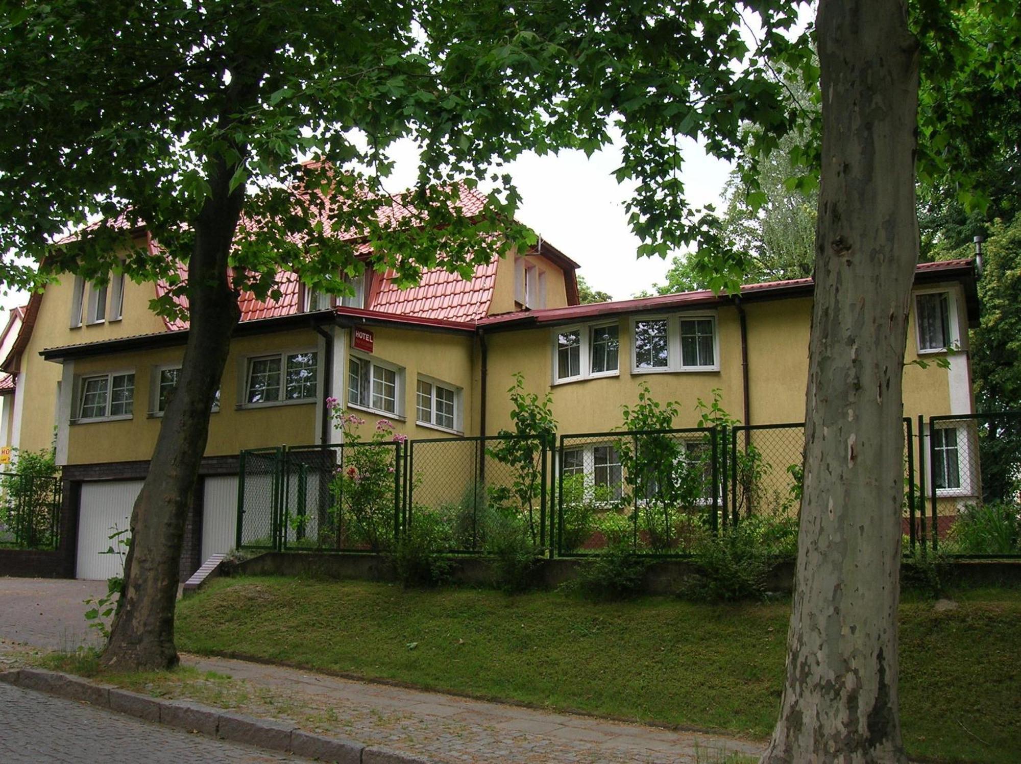 Hotel Pod Platanami Trzebnica Dış mekan fotoğraf