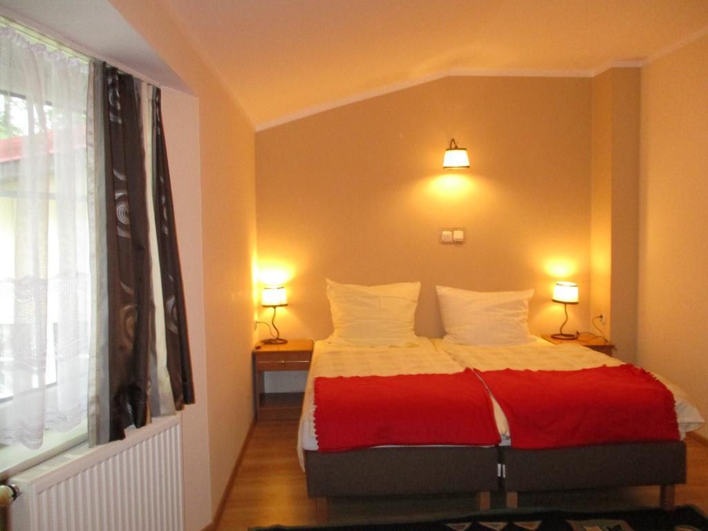 Hotel Pod Platanami Trzebnica Dış mekan fotoğraf