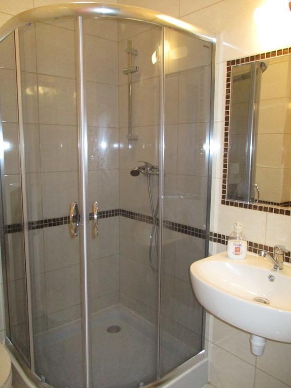 Hotel Pod Platanami Trzebnica Dış mekan fotoğraf