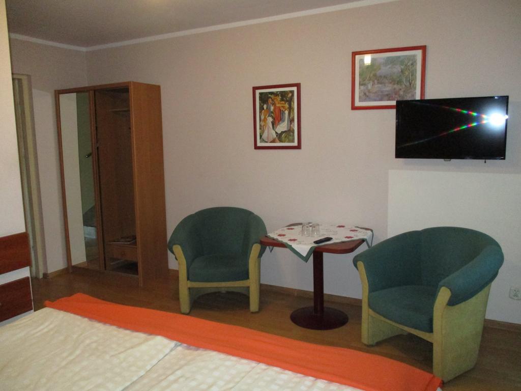 Hotel Pod Platanami Trzebnica Dış mekan fotoğraf