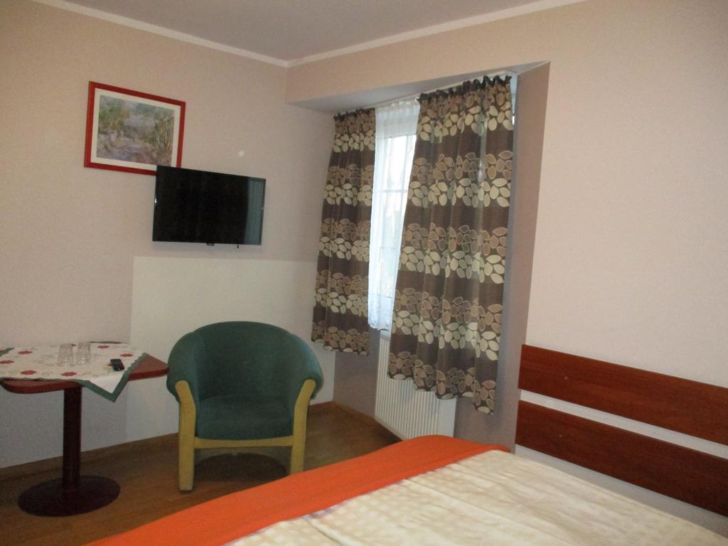 Hotel Pod Platanami Trzebnica Dış mekan fotoğraf