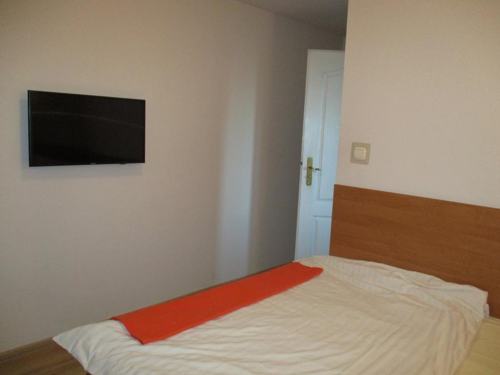Hotel Pod Platanami Trzebnica Dış mekan fotoğraf