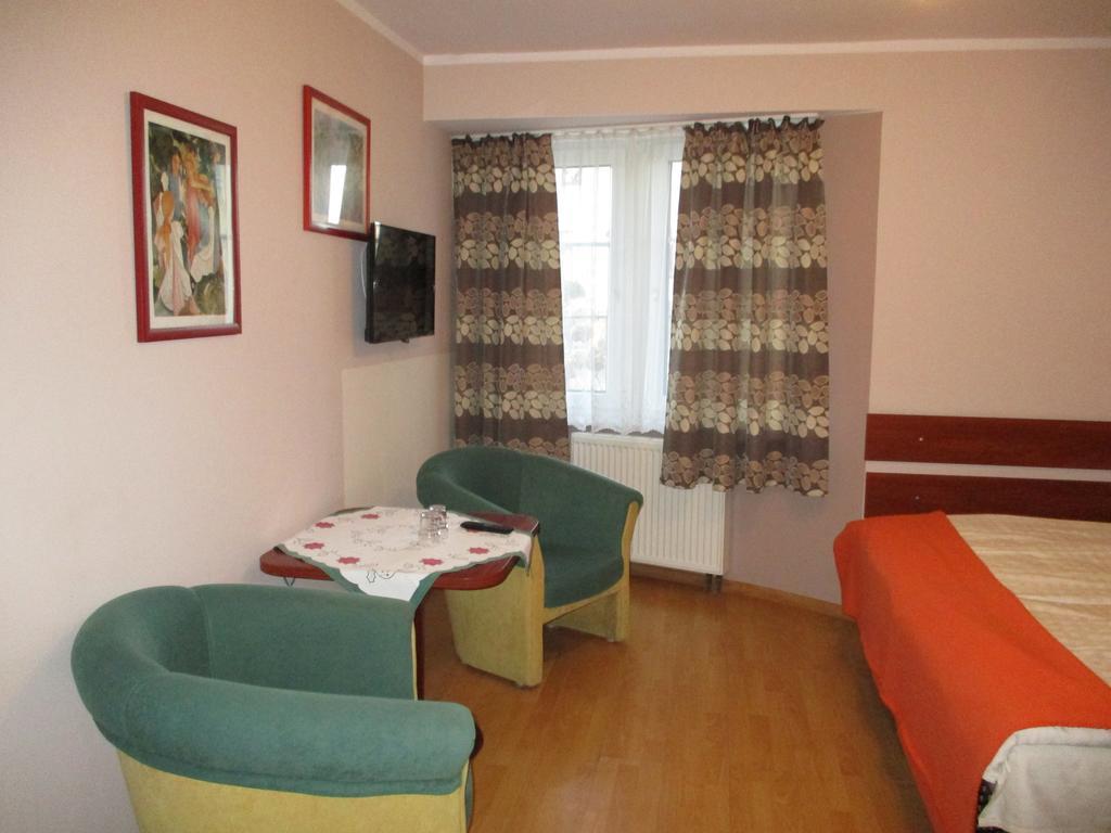 Hotel Pod Platanami Trzebnica Dış mekan fotoğraf