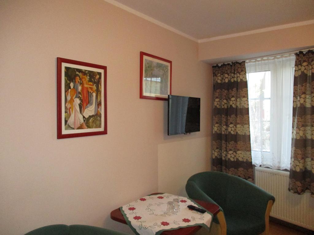 Hotel Pod Platanami Trzebnica Dış mekan fotoğraf