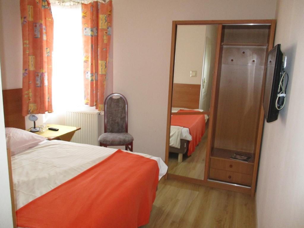 Hotel Pod Platanami Trzebnica Dış mekan fotoğraf