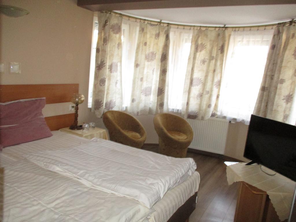 Hotel Pod Platanami Trzebnica Dış mekan fotoğraf