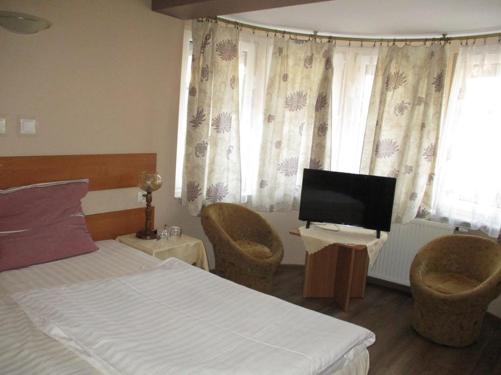 Hotel Pod Platanami Trzebnica Dış mekan fotoğraf