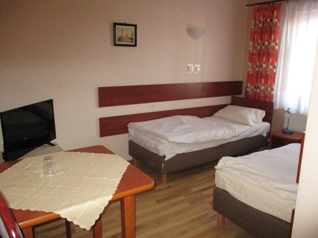 Hotel Pod Platanami Trzebnica Dış mekan fotoğraf