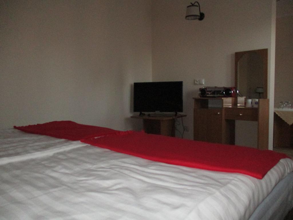 Hotel Pod Platanami Trzebnica Dış mekan fotoğraf