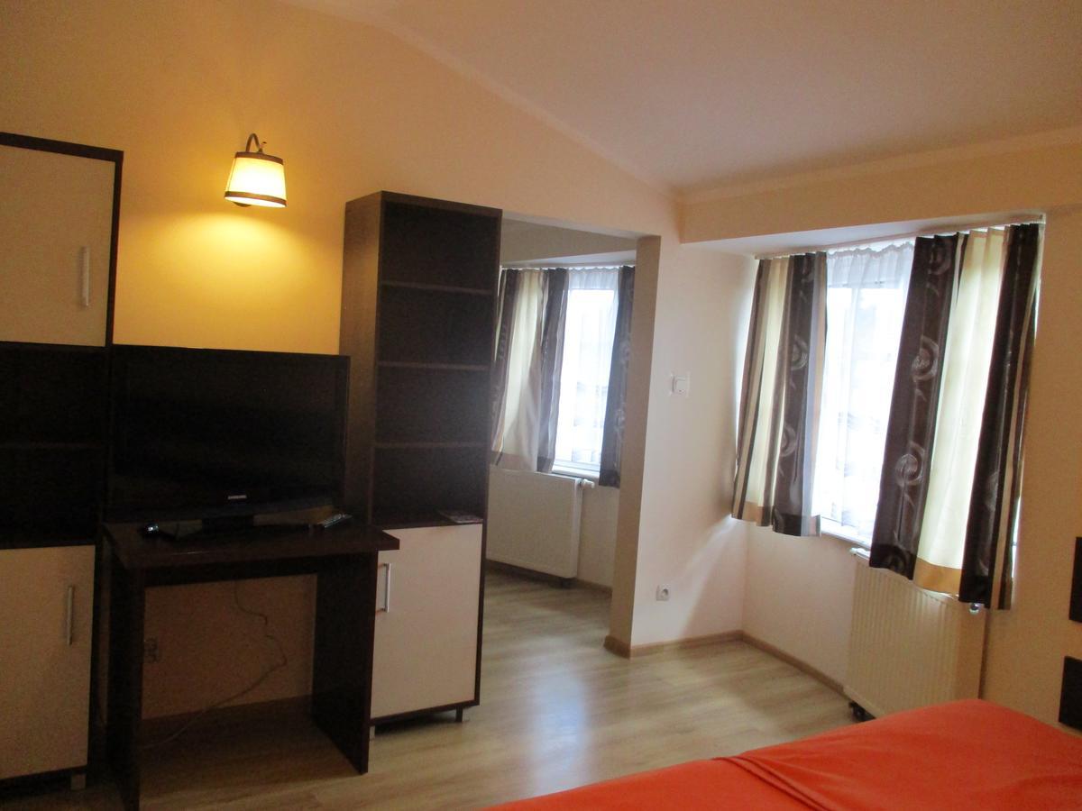 Hotel Pod Platanami Trzebnica Dış mekan fotoğraf