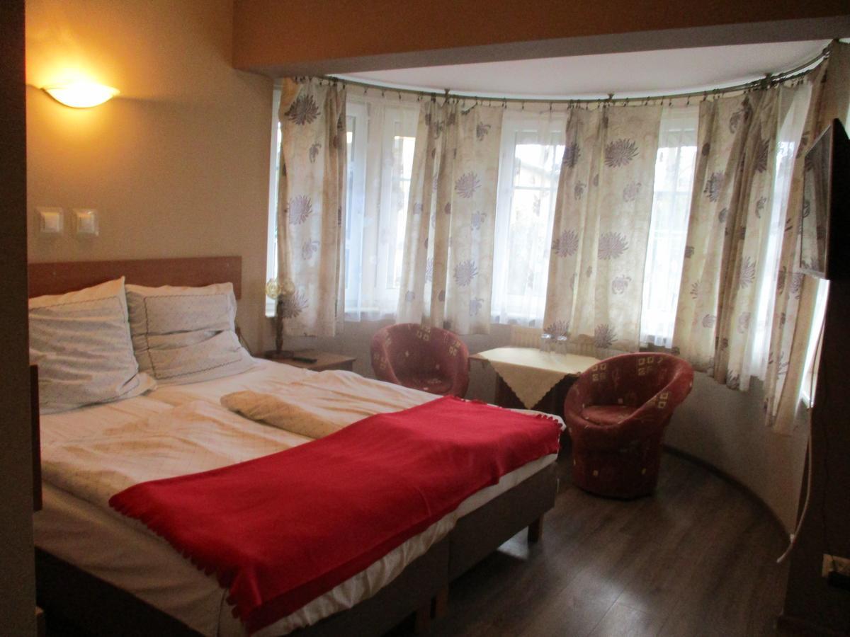 Hotel Pod Platanami Trzebnica Dış mekan fotoğraf