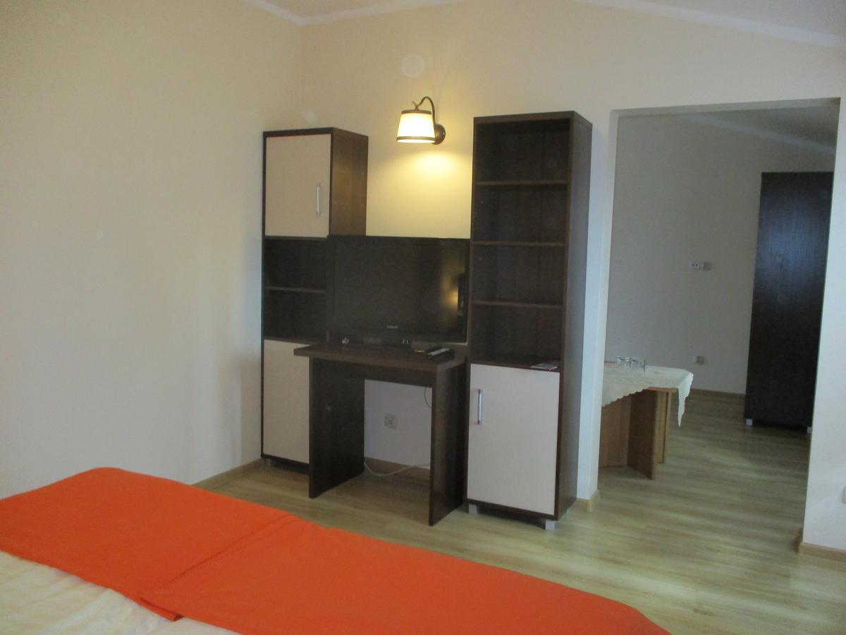 Hotel Pod Platanami Trzebnica Dış mekan fotoğraf